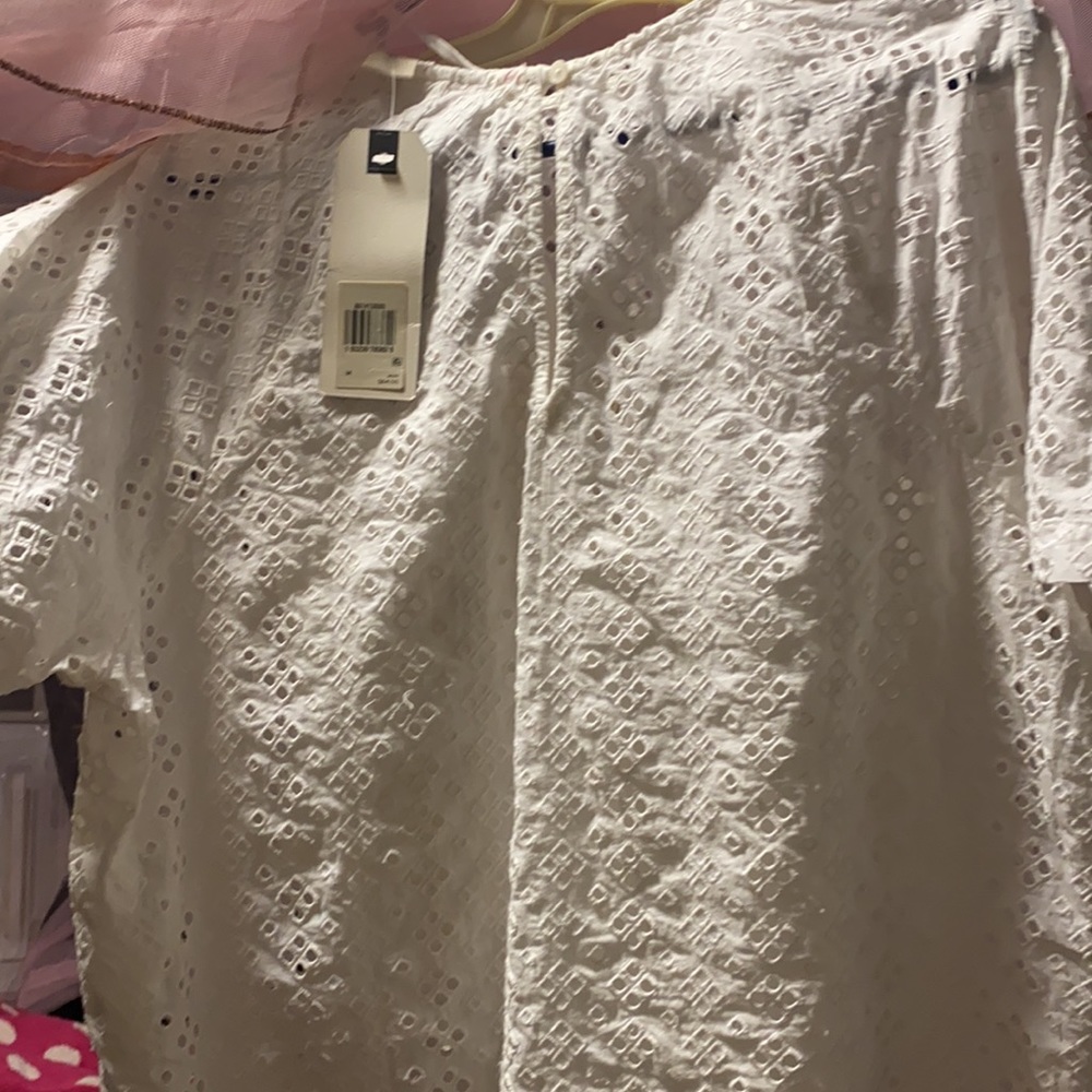 Levis White short sleeve top and comes with white tank top - Picture 2 of 3